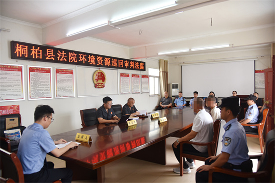 桐柏县法院：巡回审判进林场 以案普法护青绿