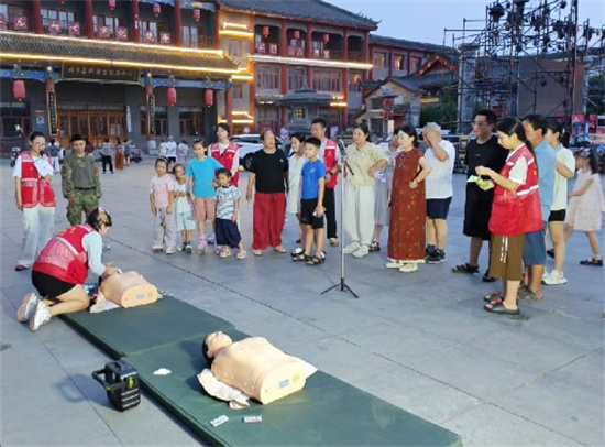 河南内乡:“急救夜校”热爆广场