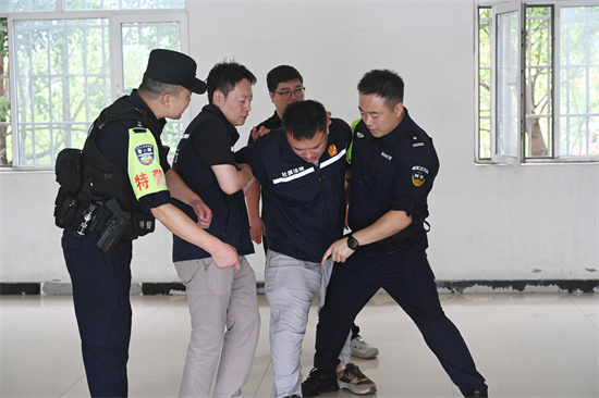 图四：执行干警现场演示，特警进行现场指导