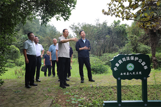 图2为调研组前往仲景百草园实地察看