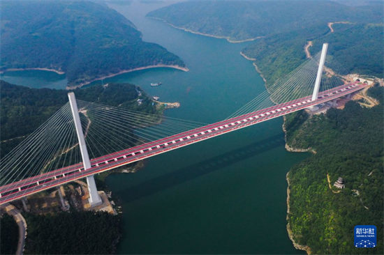 河南丹江口水库：碧水引游人