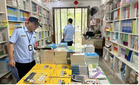 南阳宛城区五里堡街道：护航开学季织密“扫黄打非”安全网