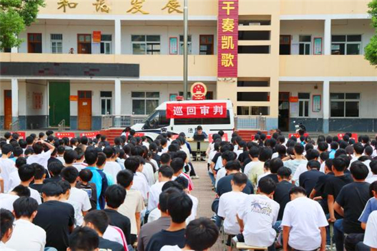 新野县法院:开学第一课 敲响交通安全法槌