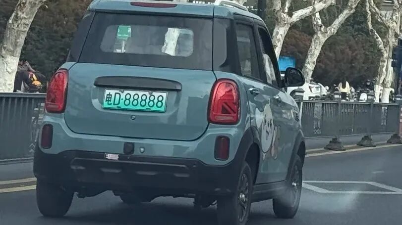 警惕！“电D88888”这类网红靓号电动车牌，全是非法自制