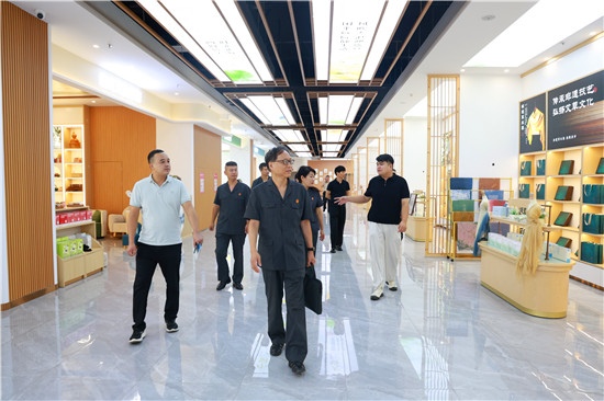 南阳卧龙区法院联合区工商联开展送法进企业活动