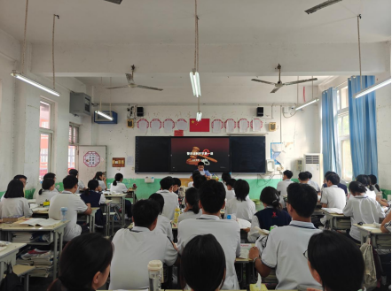 法护青春 远离歧途——法治开学第一课走进襄城县实验高级中学