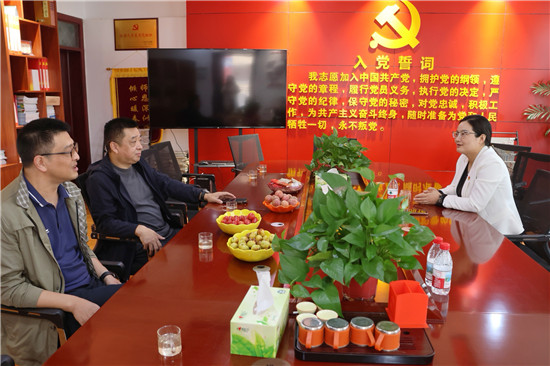 内乡县法院开展教师节走访慰问活动