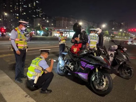 一晚查处56辆，郑州严查摩托车闯禁行、“飙车炸街”等，“炸街”处罚标准升级