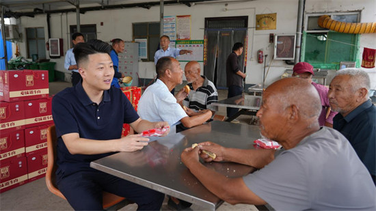 河南太康县90后小伙李家宝： 中秋节，他带着月饼到敬老院“走亲戚”