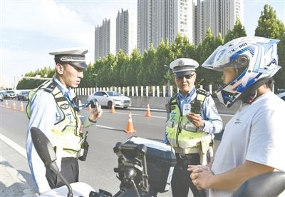 郑州交警严查摩托车等违规上高架行为