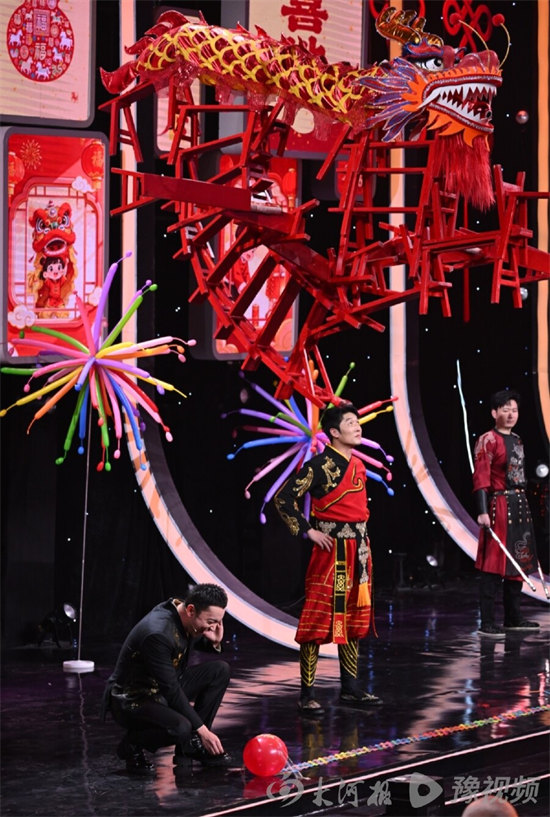 板凳很“忙”！河南小伙创“国潮板凳龙”杂技在景区演出，曾登央视舞台