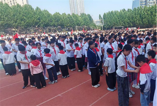 高举队旗跟党走 少年接力新长征——鹤壁市致远小学隆重举行新队员入队仪式