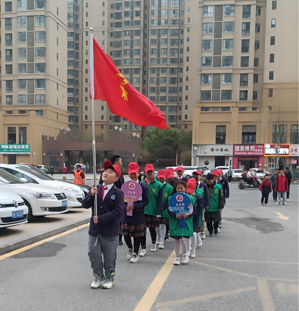 邓州市北京路学校践行雷锋精神做绿美邓州少年